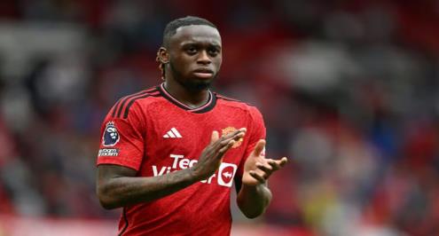 تقارير: مانشستر يونايتد سيفتقد آرون وان بيساكا لمدة شهرين للإصابة